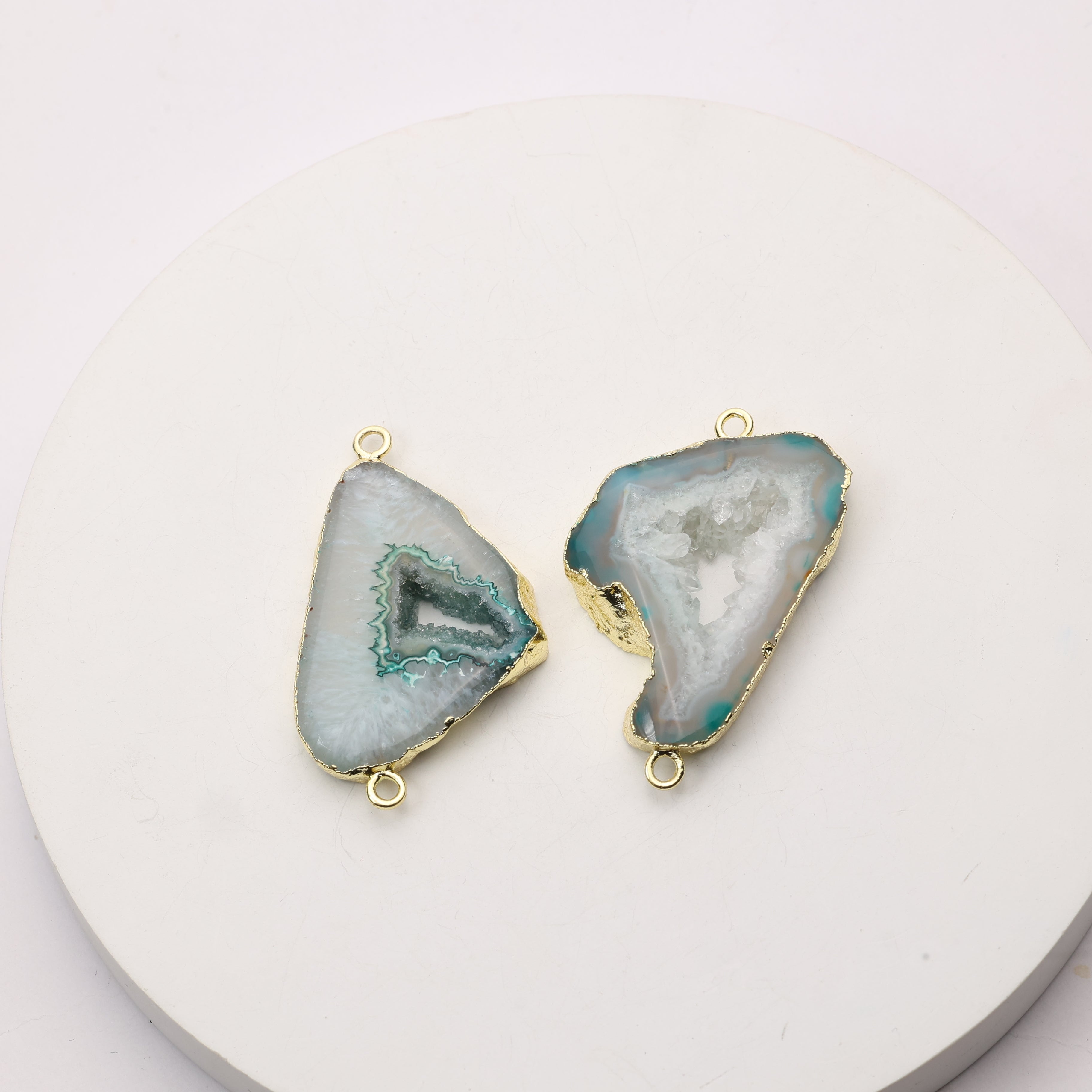 Large geode connector for focal-point necklaces
