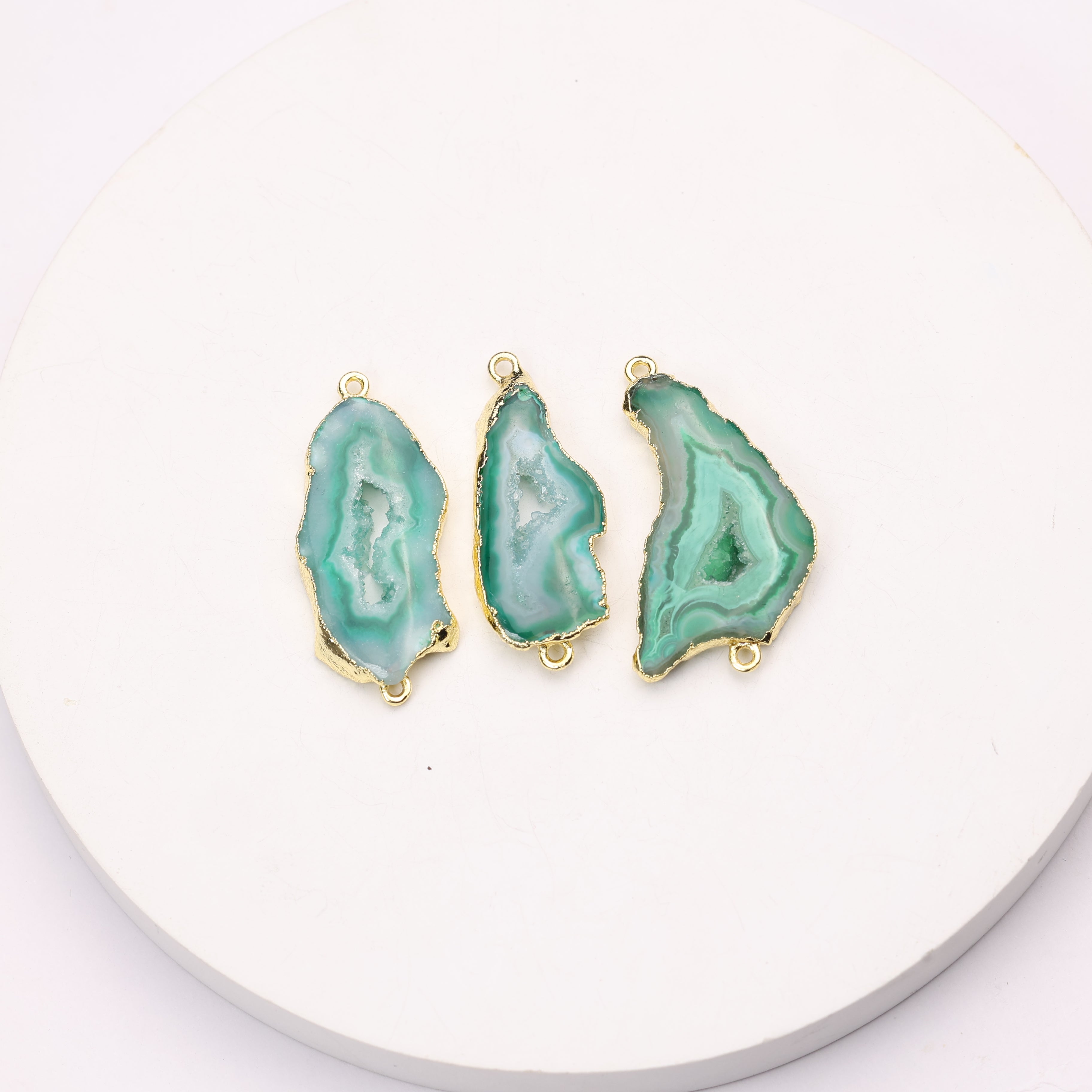 Gradient geode connector for color-rich bracelets