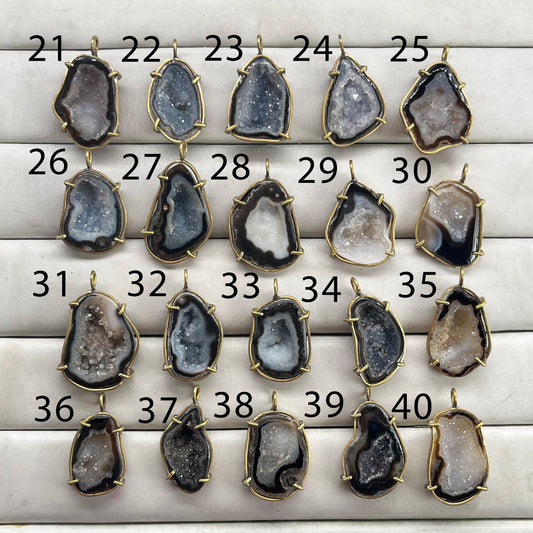 Geode  Bezel Pendant stone by Selection 30 - 40 mm Black