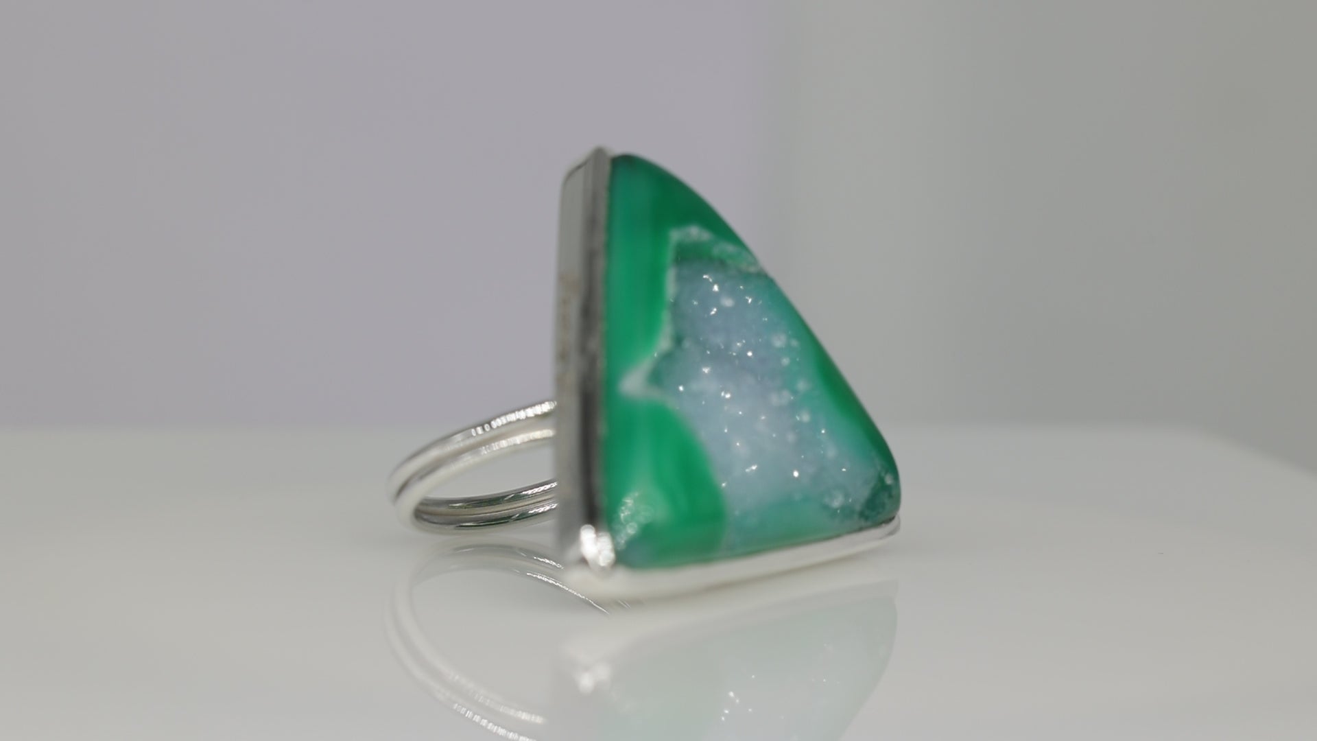 Ringe 20–30 mm, natürlicher Achat, Fenster-Druzy-Cabochon, Lünettenfassung aus Messing, vergoldet, verstellbarer Schaft