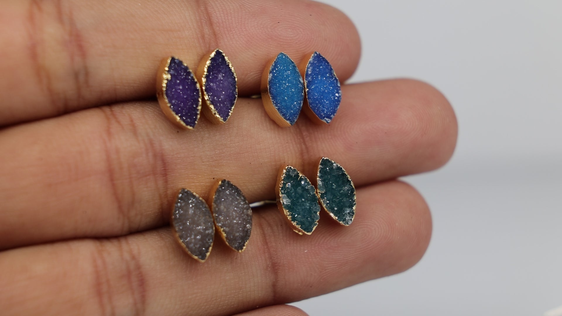 Minimalistische Ohrstecker im zierlichen Marquise-Druzy-Stil